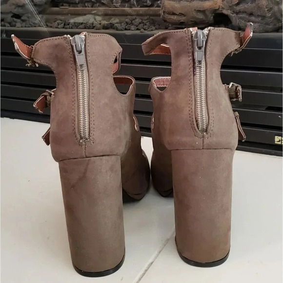 Qupid Khaki Block Heel Sandals - Picture 4 of 4